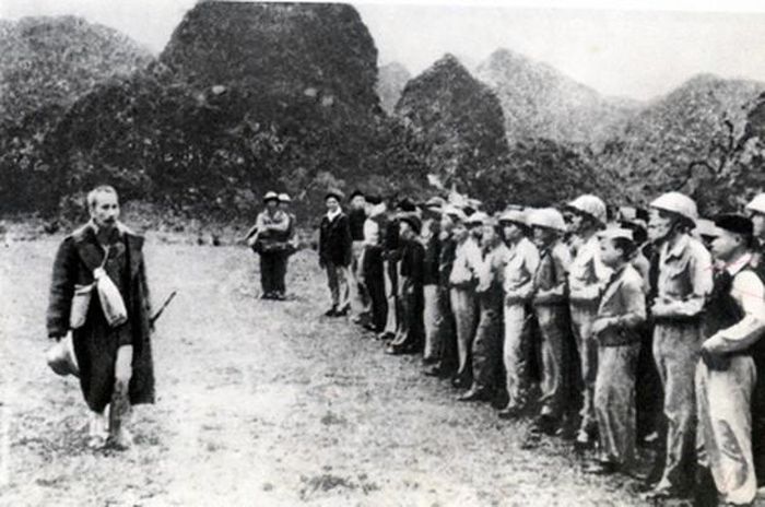 Bác Hồ đến thăm các đơn vị bộ đội tham gia chiến dịch Biên giới 1950. Ảnh: Tư liệu