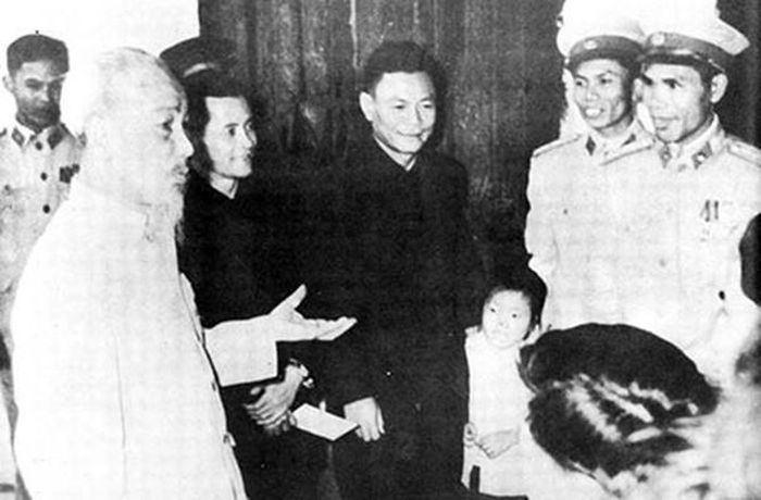 Bác Hồ đến thăm cán bộ, chiến sĩ Cảnh sát nhân dân Hà Nội nhân dịp Tết Quý Mão (1963).