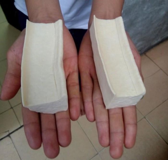 Dựa vào độ nặng của sản phẩm, bạn cũng có thể phân biệt đậu phụ chứa thạch cao và đậu phụ sạch nhanh chóng. Ảnh: Internet