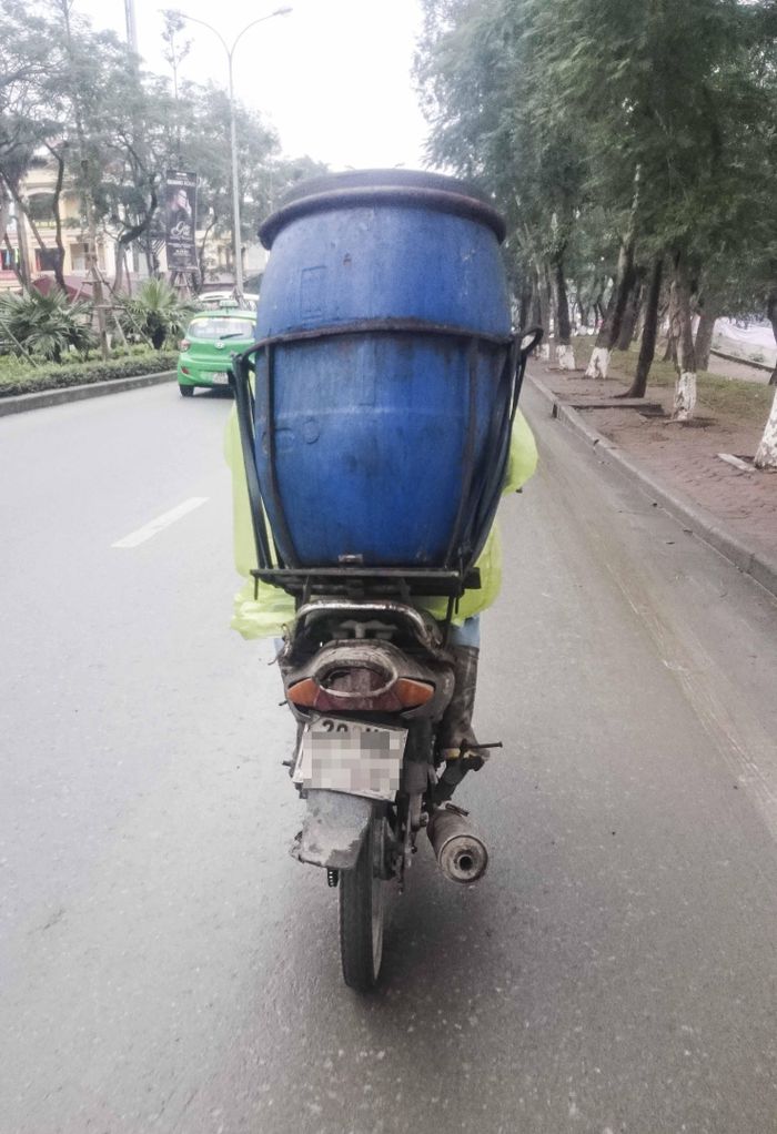 Chiếc xe máy lưu thông trên đường Nguyễn Hữu Thọ, nhiều bộ phận xe vỡ, hư hỏng sắp rơi ra.