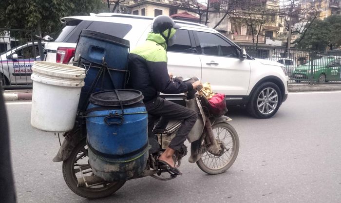 Gần đây, Chủ tịch UBND TP Hà Nội - Nguyễn Đức Chung cho biết, Hà Nội có khoảng 2,5 triệu xe máy quá đát trước năm 2000 và cần phải có biện pháp thu hồi. Nhiều người dân cho rằng việc thu hồi phải công bằng, triệt để, đồng thời cũng nêu một số ý kiến băn khoăn.