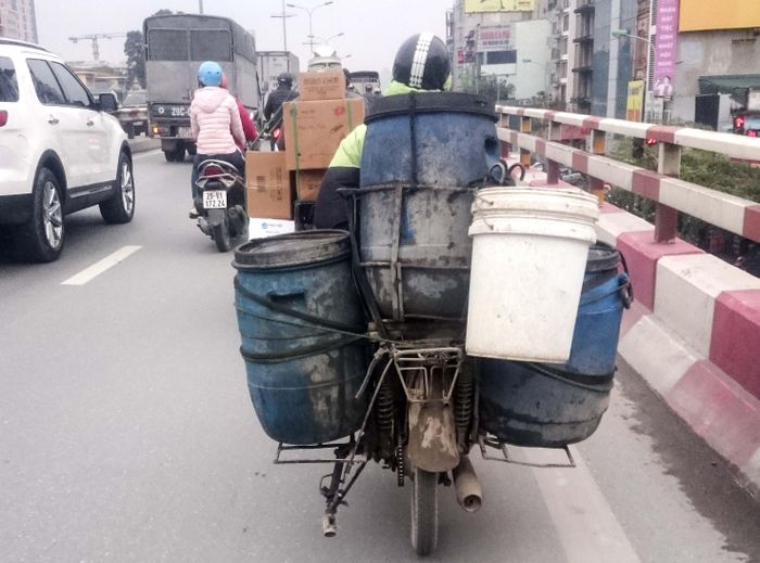 Ghi nhận của phóng viên, tại một số tuyến đường như Giải Phóng, Lê Duẩn, Nguyễn Xiển,... xuất hiện nhiều xe máy cũ nát không mang BKS lưu thông trên đường gây mất an toàn giao thông.
