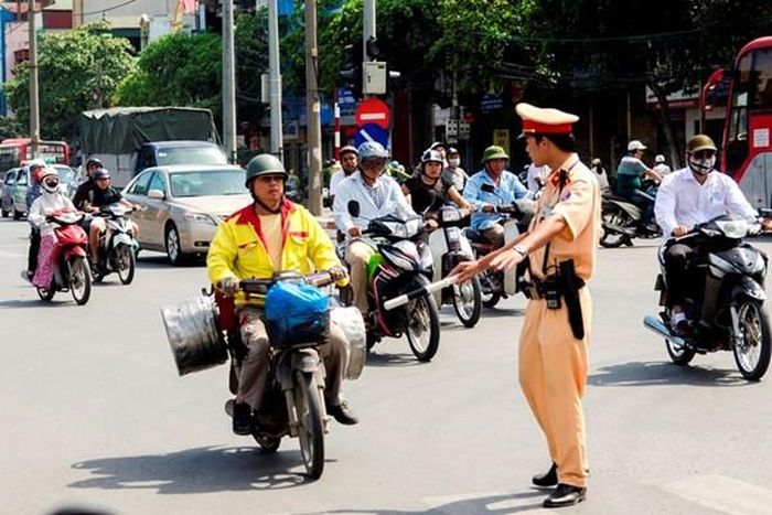 Trước đó, cơ quan chức năng Hà Nội có nhiều đợt ra quân xử lý các trường hợp xe cũ nát chở hàng hóa cồng kềnh, xe không có BKS,... 