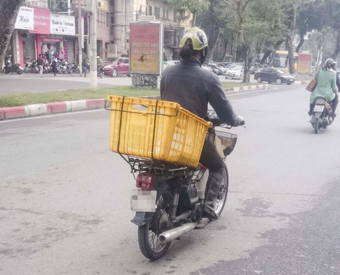 Xe máy thường xuyên chở hàng hóa nặng bị hư hỏng, xuống cấp.