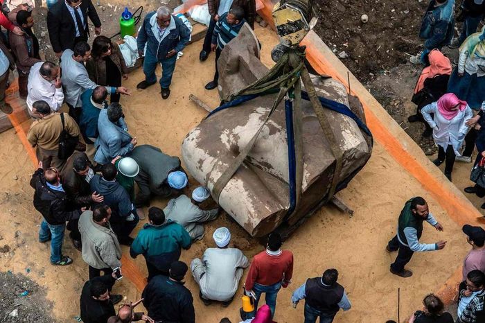 Nếu họ thành công và bức tượng được xác thực là Vua Ramses II, nó sẽ được đưa đến Bảo tàng lớn Ai Cập dự kiến được khánh thành tại Giza vào năm 2018. Trong ảnh là nửa thân tượng Vua Ramses II. Ramses II hay Ramses Đại đế, trị vì từ năm 1279 đến năm 1213 trước Công nguyên, được xem là một trong những vị pharaoh vĩ đại nhất. Ông là vị vua thứ 3 vương triều thứ 19 của Ai Cập cổ đại. Ảnh: Getty.