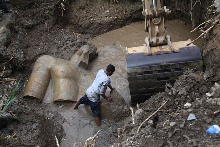 Ngoài phần dưới đầu, các nhà khảo cổ còn tìm thấy nửa thân tượng, vương miện và một mảnh của mắt phải. Ông Anani khẳng định đây là "một trong những phát hiện quan trọng nhất". Ảnh: Tân Hoa Xã.