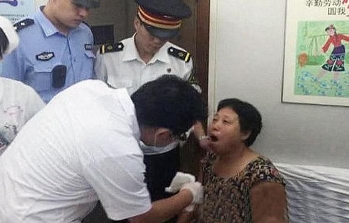 Bà Chiao cười đến sái quai hàm khi chơi bài với chồng trên tàu
