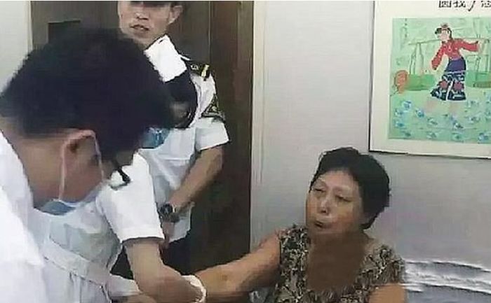 Bà Chiao thậm chí còn nghe thấy một tiếng “rắc” khi hàm bị lệch