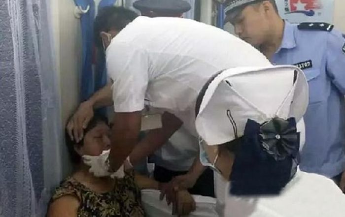 Nhân viên y tế khám chữa cho bà Chiao