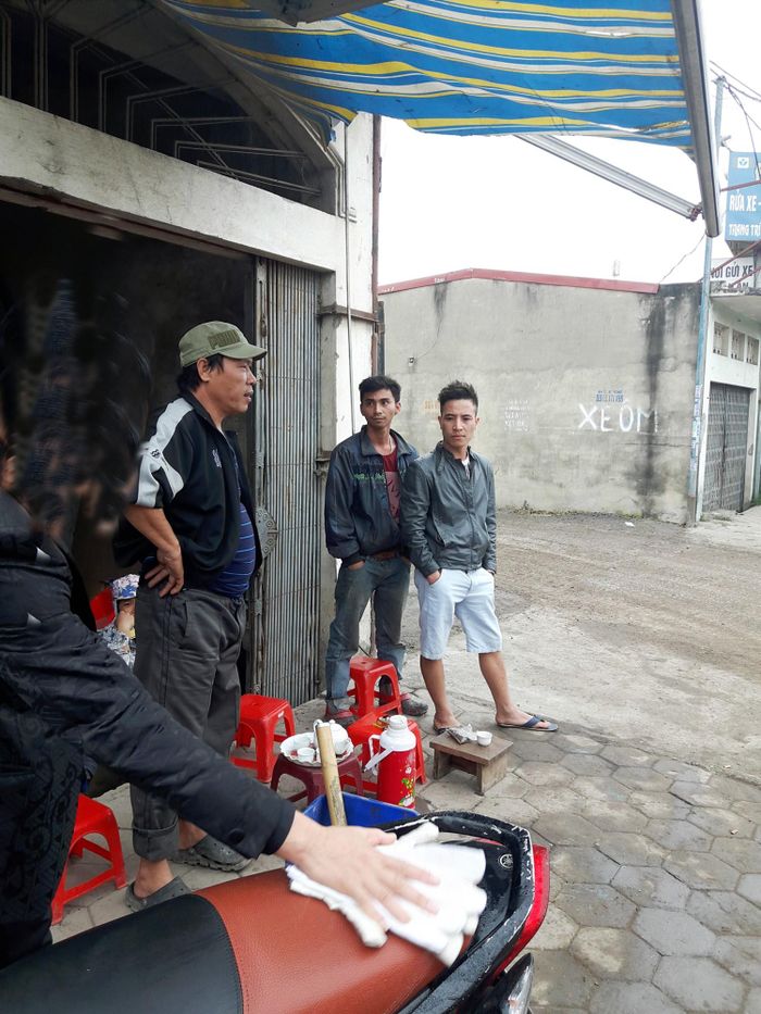 Chủ Cty Đại Thọ (người đội mũ ngoài cùng bên trái) và 2 công nhân được giao nhiệm vụ thu tiền phí