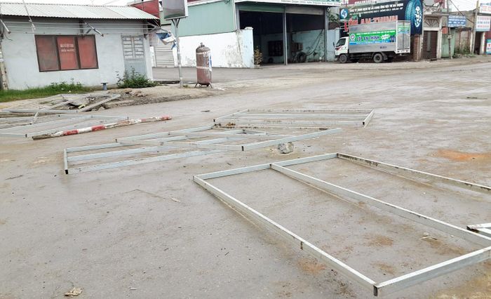Những thanh sắt được Cty Đại Thọ dùng làm vật cản các phương tiện