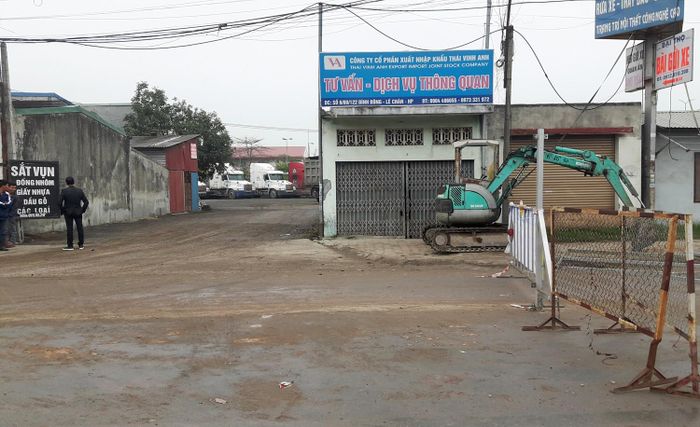 Thay vì đi đường quốc lộ, các phương tiện buộc phải rẽ vào lối đi của công ty Đại Thọ.