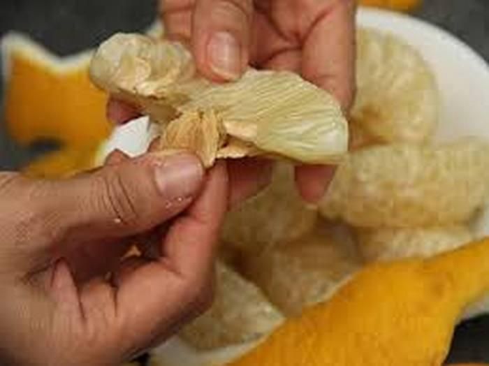 2. Hạt bưởi trị viêm loét dạ dày tá tràng. Dùng 100g hạt bưởi để cả vỏ cho vào cốc thêm 200ml nước sôi, đậy kín, ủ nóng trong 2-3 giờ đồng hồ. Uống nước này mỗi ngày 1 lần sau bữa ăn khoảng 2 giờ đồng hồ khoảng 5-7 ngày. Ảnh: Mogo.