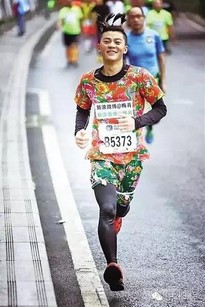 Mei từng chạy bộ trong trang phục kỳ lạ để thu hút sự chú ý. Ảnh: Shanghai Daily.