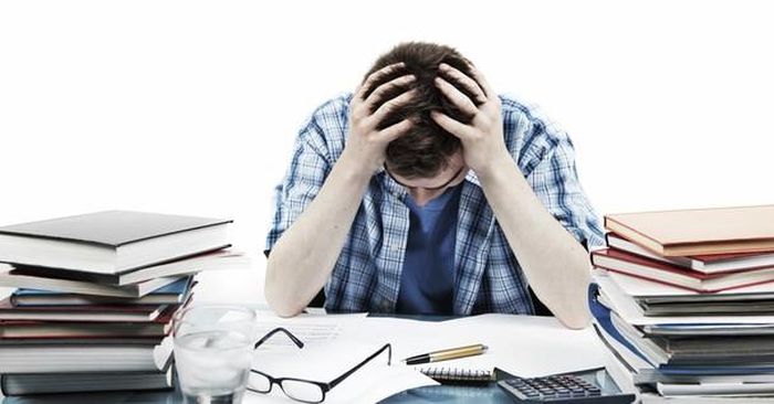 Làm việc quá sức tạo điều kiện thuận lợi để vi trùng lao tấn công. Ảnh: Internet
