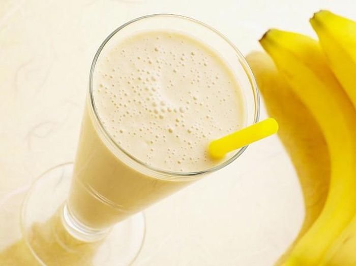 3. Sinh tố chuối và bơ đậu phộng. Nguyên liệu: sữa không béo, sữa chua không béo, bơ đậu phộng, chuối chín, mật ong, đá. Cho tất cả sữa, sữa chua, bơ đậu phộng, chuối, mật ong, và đá vào máy xay sinh tố, xay cho đến khi hỗn hợp thật mịn. Sau đó thì chỉ việc đổ ra cốc và thưởng thức. Ảnh: naurel.hu.