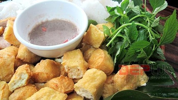 3. Đậu rán. Đậu thượng hạng phải là loại đậu Mơ, được chọn từng hạt đậu đủ tiêu chuẩn, rán chín cháy cạnh, bên ngoài thì cứng giòn nhưng bên trong lại mềm, nóng sốt và béo ngậy. Một miếng bún lá, một miếng đậu rán, chấm đẫm thứ mắm tôm đặc biệt là đủ hấp dẫn, tinh tế mà không cần cầu kỳ. Ảnh: depplus.vn.