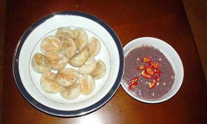 6. Cà pháo. Cà pháo được rửa sạch, để ráo nước rồi rắc một ít muối vào trước, để một lúc nữa thì tiếp tục cho nước đun sôi để nguội pha muối vào, sau đó nén các quả cà xuống cho ngập nước. Thông thường vào mùa hè sau 2 đến 3 ngày là có thể ăn được, bữa cơm trưa đơn giản chỉ cần đĩa thịt lợn, dăm ba quả cà pháo chấm mắm tôm với nước rau luộc là đủ khiến nhiều người chảy nước miếng. Ảnh: aFamily.vn.