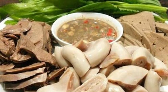 2. Nội tạng lợn. Không chỉ phần thịt, các món ăn chế biến từ nội tạng lợn cũng rất ngon khi chấm với mắm tôm như dạ dày, lòng non, gan, dồi... Bạn nên mua loại lòng non nhỏ, tròn đều, có màu hồng hào, đây là loại lòng ngon. Khi chọn gan bạn nên loại bỏ những lá gan có phần đốm trắng hay màu đỏ bất thường, nên mua những miếng gan có màu đỏ hồng là ngon nhất. Khi chế biến, bạn cần phải sơ chế kỹ càng để tránh mùi hôi bằng chanh, giấm, rượu trắng. Ảnh: iunauan.com.