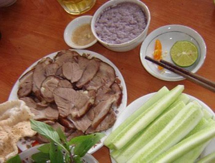 4. Thịt chó. Thịt chó thường được chế biến thành các món: thịt luộc (biến thể là hấp hoặc phay), dồi nướng, lòng hấp, thịt nướng (biến thể là quay, chả chìa), nhựa mận (biến thể là xào lăn), xáo măng (biến thể là lẩu). Các gia vị chính để chế biến món thịt chó là: sả, riềng, mẻ, mắm tôm, lá mơ trắng. Các đồ ăn và rau thơm đi kèm: bánh đa, húng chó, hành sống, mơ tam thể, củ sả, ớt trái... Tuy thịt chó thường đi liền với húng chó, riềng, sả... nhưng thích hợp nhất vẫn là mắm tôm. Ảnh: sonthuyvu.wordpress.com.