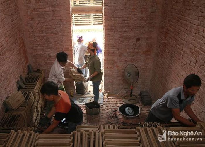 Tùy vào lò ngói to, hay lò ngói nhỏ mà chủ lò thuê số lượng nhân công khác nhau. Thông thường lò nhỏ sẽ có 13 người trong đó có 3 người làm công việc “vào lò”, 10 người làm công việc “đẩy ngói”; lò to thì con số ngày là 15 (3 người vào lò, 12 người đẩy ngói). Ảnh: An viên
