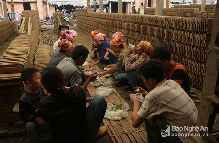 Sau những giờ lao động mệt mỏi, những người thợ tranh thủ ăn nhẹ trước khi tiếp tục chất đầy lò ngói. Những người thợ ngói làm đây cho biết, thời gian tới chính quyền sẽ dẹp hết các lò gạch thủ công để vận hành các lò gạch theo công nghệ mới. Thông tin này khiến không ít người lo lắng bởi đã từ rất lâu, lò gạch là nguồn sống của nhiều hộ gia đình xứ Cừa. Ảnh: An Viên