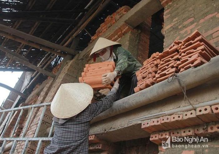 Nuôi 5 đứa con ăn học, đứa lớn mới học lớp 9, đứa nhỏ nhất vừa tròn 2 tuổi, chị Thủy cho biết: Số năm chị đi lò cũng đúng bằng số tuổi con gái đầu. Không thể đi đốt lò hay vào lò, chị chọn công việc ra lò, tức dỡ ngói từ lò ra sau khi ngói chín, công việc được trả lương khá cao. Cứ 1.000 viên ngói, chị được trả 100 nghìn đồng. Thông thường, mỗi ngày chị cùng 5 người nữa dỡ được hơn 20.000 viên ngói, tính ra mỗi người được tầm 350 nghìn đồng/ngày. Ảnh: An Viên