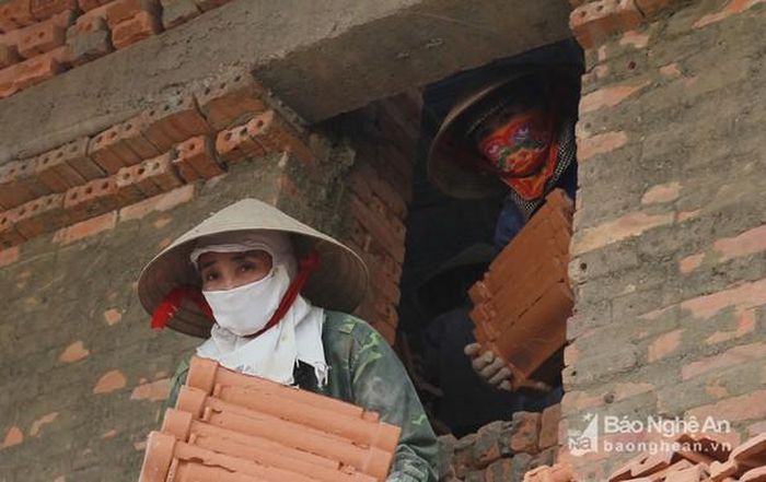 Đứng dưới lò ngói chín một lúc, chúng tôi ai nấy đều cảm thấy khó thở phần vì bụi, phần vì thiếu oxi nhưng các chị dỡ ngói trong lò như chị Thủy vẫn làm việc bình thường. Chị Thủy chia sẻ “Biết là độc hại nhưng nếu chỉ trông chờ vào mấy sào ruộng thì biết lấy tiền đâu nuôi 5 đứa con ăn học. Mà sống chết cũng có số, làm việc này mấy chục năm nay tôi cũng chưa thấy bị gì”. Ảnh: An Viên