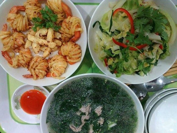 14. Thực đơn ngày 14: Canh rau với thịt nạc (15ngàn đồng), tôm cuộn khoai tây (30 ngàn đồng), su xào hành (5 ngàn đồng). Ảnh: kenhphunu.com.