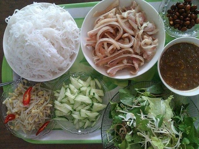 12. Thực đơn ngày 12: Bún mắm, tai heo (25 ngàn đồng), bún (5 ngàn đồng), mắm+ rau+dưa+ giá... (20 ngàn đồng). Ảnh: kenhphunu.com.