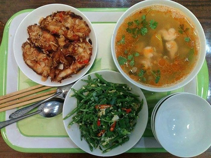 2. Thực đơn ngày 2: Canh bí nấu tôm (1 lạng tôm 15 ngàn đồng, bí đỏ 3 ngàn đồng), đậu xào trứng (đậu 3 ngàn đồng, trứng 3-4 ngàn đồng), cá ba sa sốt cà ri (3-4 lạng 25 ngàn đồng). Ảnh: kenhphunu.com.