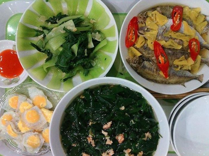 8. Thực đơn ngày 8: Canh rau ngót nấu tôm ( 1 lạng tôm nhỏ 12 ngàn đồng, nửa bó ngót 3 ngàn đồng), cá dò kho thơm (3 lạng 20 ngàn đồng), cải muỗng luộc (8 ngàn đồng), trứng cút ốp la (12 trứng 6 ngàn đồng). Ảnh: kenhphunu.com.