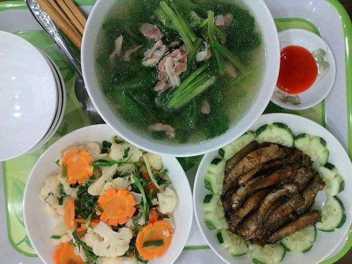6. Thực đơn ngày 6: Canh cải ngọt với thịt nạc (1 lạng thịt lợn thăn 11 ngàn đồng, nửa bó cải 3 ngàn đồng), cá thệ (2 lạng 25 ngàn đồng), súp lơ xào hành (súp lơ nửa cái 7 ngàn đồng, cà rốt 3 ngàn đồng). Ảnh: kenhphunu.com.