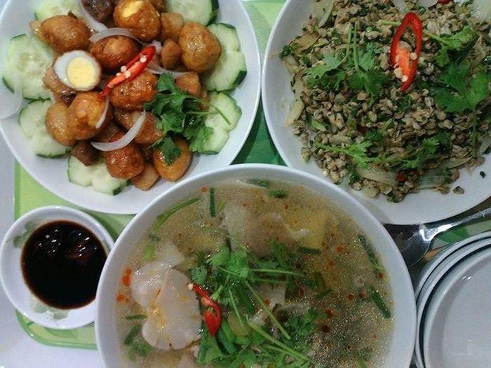 13. Thực đơn ngày 13: Canh nấm với thịt bò (20 ngàn đồng), trứng cút chiên (15 ngàn đồng), hến xào (15 ngàn đồng). Ảnh: kenhphunu.com.