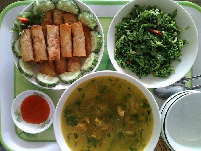 9. Thực đơn ngày 9: Canh bí đao thịt nạc (1 lạng thịt bằm, bí 3 ngàn đồng), ram cuốn thịt (thịt nạc vai 3-4 lạng, 1 xấp bánh cuốn đậu xanh 5 ngàn đồng), bông thiên lý xào (10 ngàn đồng). Ảnh: kenhphunu.com.