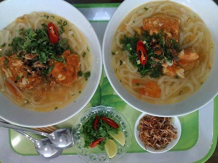 11. Thực đơn ngày 11: Bánh canh chả cua, hai lạng chả (40 ngàn đồng), bột mỳ + hành (10 ngàn đồng). Ảnh: kenhphunu.com.