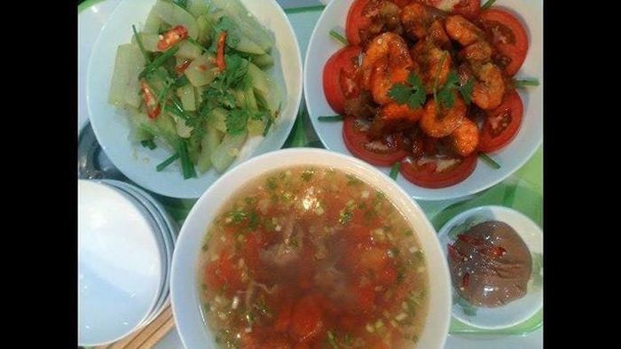 4. Thực đơn ngày 4: Canh cà chua thịt bò gân lạng 15 ngàn đồng, cà chua 2 quả (3 ngàn đồng), bầu xào hành (5 ngàn đồng), tôm rim (2 lạng 30 ngàn đồng). Ảnh: kenhphunu.com.