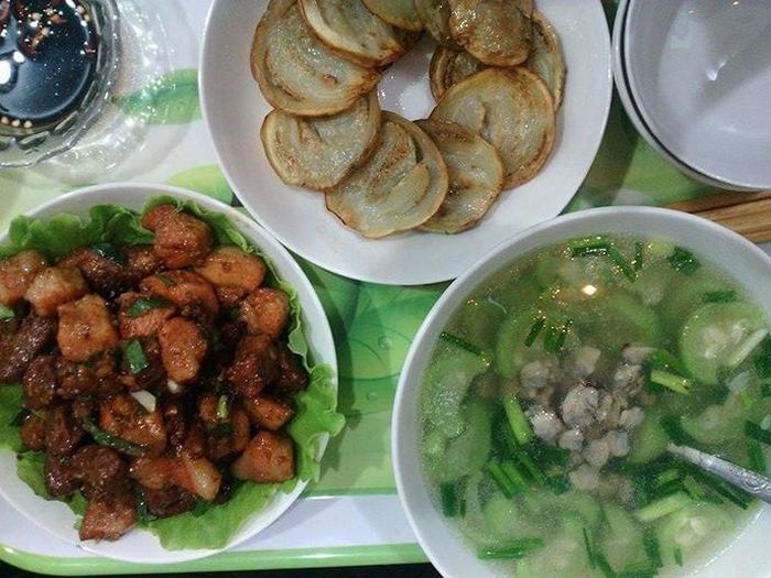 5. Thực đơn ngày 5: Canh hến mướp ngọt (nửa lon hến 8 ngàn đồng, mướp ngọt 4 ngàn đồng), cà trắng chiên (2 quả 5 ngàn đồng), thịt nạc rim (3 lạng 30 ngàn đồng). Ảnh: kenhphunu.com.
