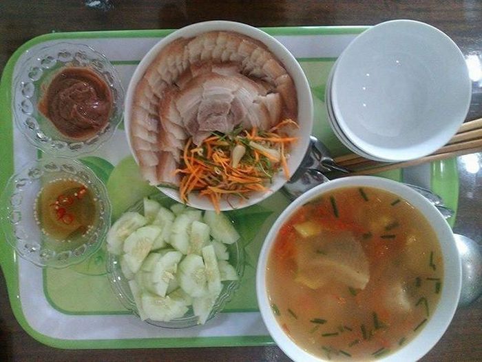 3. Thực đơn ngày 3: Canh đầu cá diêu hồng thơm cà chua (mua một con lấy đầu để phần thân lại hôm sau 10-12 ngàn đồng, thơm cà 3-5 ngàn đồng), dưa leo (3 trái 3 ngàn đồng), thịt lợn ba chỉ (3 lạng 25 ngàn đồng), ruốc (5 ngàn đồng), giá đỗ (2 ngàn đồng). Ảnh: kenhphunu.com.