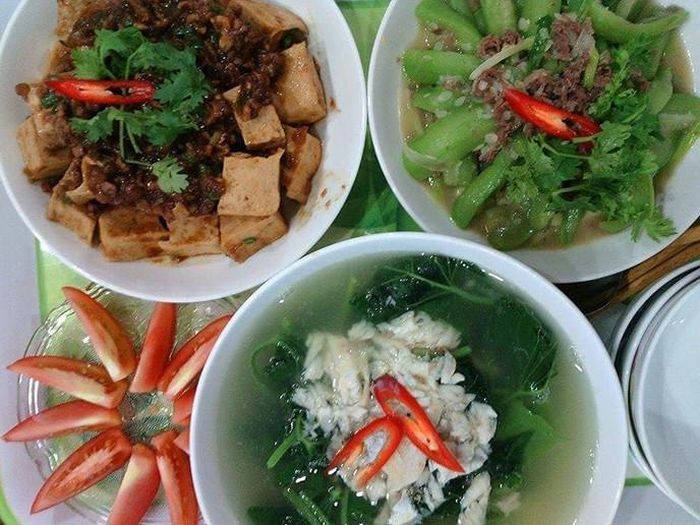 15. Thực đơn ngày 15: Canh rau khoai và cá ong, cá ong 1 con luộc sơ lấy thịt 10 ngàn đồng, nửa bó rau khoai (3 ngàn đồng), khuôn đậu rim thịt vằm (2 lát khuôn đậu 5 ngàn đồng, 1 lạng thịt nạc 10 ngàn đồng), mướp ngọt xào bò (3 quả mướp nhỏ 6 ngàn đồng, 1 lạng thịt bò 15 ngàn đồng, cà chua 2 ngàn đồng). Ảnh: kenhphunu.com.