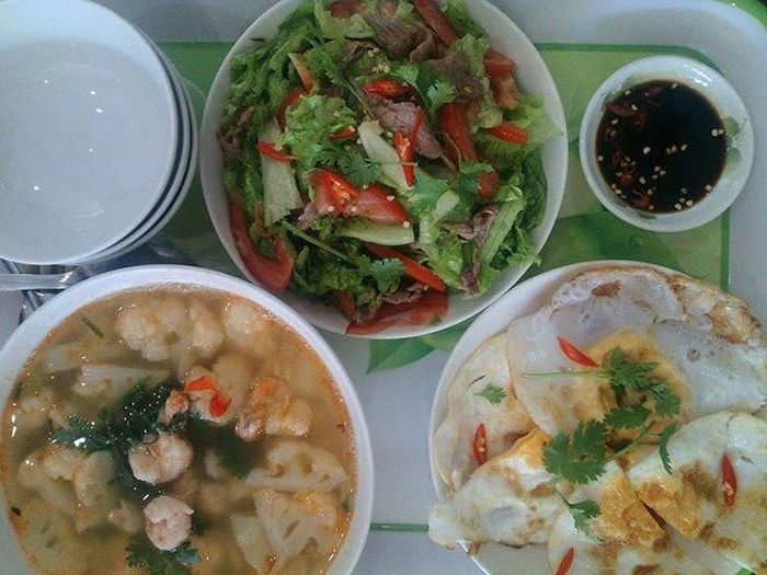 10. Thực đơn ngày 10: Canh súp lơ nấu tôm (20 ngàn đồng), trứng vịt ốp la (10 ngàn đồng), thịt bò trộn xà lách (20 ngàn đồng). Ảnh: kenhphunu.com.