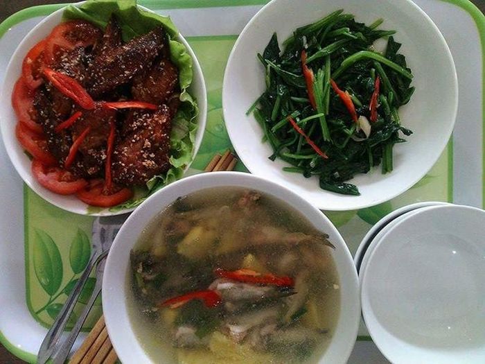 7. Thực đơn ngày 7: Canh cá ngạnh với thơm (1 lạng cá ngạnh 12 ngàn đồng, thơm 2 ngàn đồng), sườn rim chua ngọt (3 lạng 35 ngàn đồng), cải xào tỏi (nửa bó 3 ngàn đồng). Ảnh: kenhphunu.com.