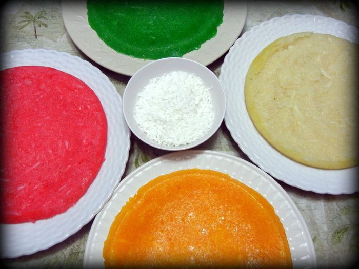 Tạo màu: Làm sạch lá dứa, lá cẩm, củ dền, sau đó thái nhỏ từng loại, cho vào nấu riêng từng loại với nước để tạo các màu khác nhau. Chắt nước màu ra 3 bát khác nhau. Trộn bột: Phần khoai mì đã vắt ráo trộn với tinh bột khoai mì, thêm 3 muỗng bột năng, 2 muỗng đường, chút muối, 1/2 nước cốt dừa trộn đều. Lúc này hỗn hợp vẫn còn hơi khô. Chia ra làm 4 tô. Pha màu: Cho màu vào các tô, riêng màu trắng do vẫn còn khô nên thêm chút nước lọc vào. Canh làm sao cho hỗn hợp khoai hơi ướt không để bị nhão. Như vậy chúng ta có những màu như sau: trắng, tím, đỏ, xanh. Ảnh: vietlifestyles.com.