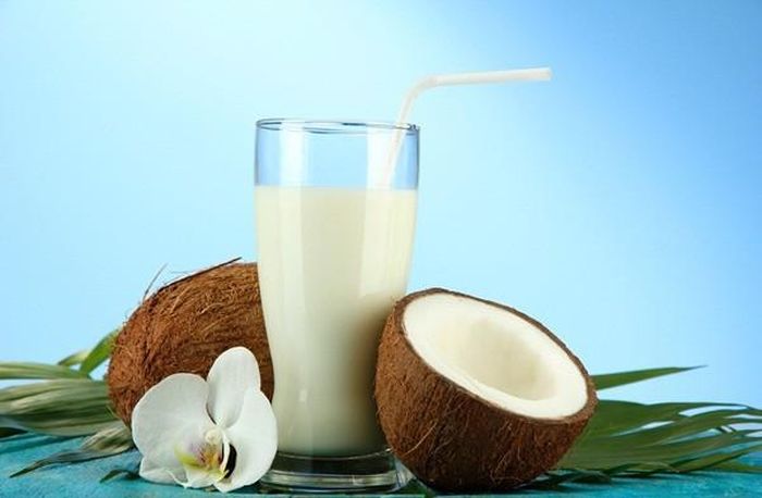 4. Sữa dừa. Nguyên liệu: Cùi dừa bào nhỏ, nước nóng. Đổ dừa đã bào nhỏ vào máy xay sinh tố. Rót nước sôi vào sao cho nước ngập dừa. Ngâm dừa trong nước nóng ít phút. Bật máy xay sinh tố, để máy chạy trong 1-2 phút. Sau đó, lấy hỗn hợp đặt trong túi lọc trong bát thủy tinh. Bã dừa ở trong túi, còn nước dừa chảy trong bát. Dùng tay bóp nhẹ để ra nước sữa dừa thơm ngon. Bã dừa có thể bỏ đi hoặc phơi khô, thả vào chè ăn cũng ngon. Ảnh: tronvo.vn.