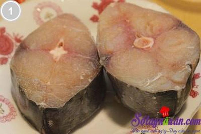 5. Cá kho cùi dừa. Nguyên liệu: Cá thu, dứa, cùi dừa, nước mắm, muối, đường, hạt tiêu, ớt bột, hành lá, hành khô, ớt quả. Cá rửa sạch, ướp vào một thìa nhỏ muối trong vòng 30 phút. Cùi dừa thái miếng vừa ăn, giữ lại nước dừa để kho cá. Dứa gọt vỏ, bỏ mắt rồi thái lát mỏng vừa ăn. Ảnh: sotaynauan.com.