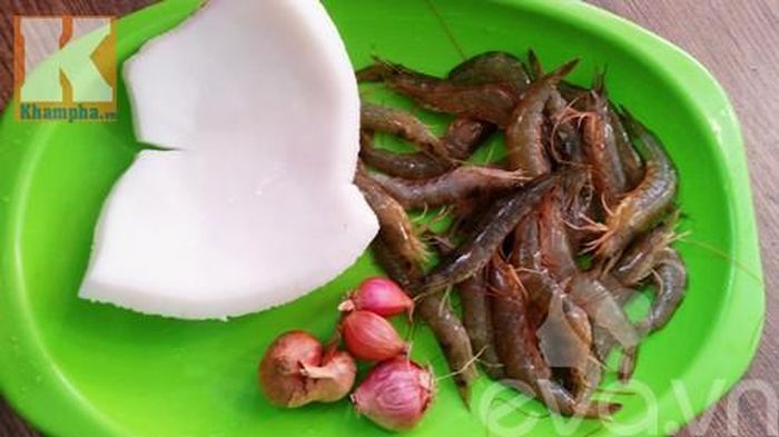 2. Tôm kho cùi dừa. Nguyên liệu: Tôm rảo tươi, cùi dừa bánh tẻ, hành củ, hành lá. Gia vị vừa đủ. Tôm rảo cắt râu, rửa sạch, tẩm 1 thìa đường vàng, 2 thìa bột canh, 1 thìa dầu gấc cho ngấm. Cùi dừa rửa sạch, thái miếng vừa ăn, xóc cùng một chút bột canh. Ảnh: eva.vn.