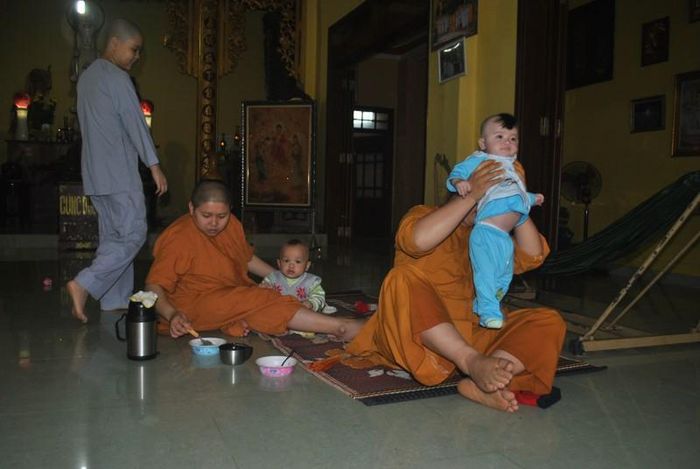 Các sư cô chùa Phổ Quang đang chăm sóc các bé. 