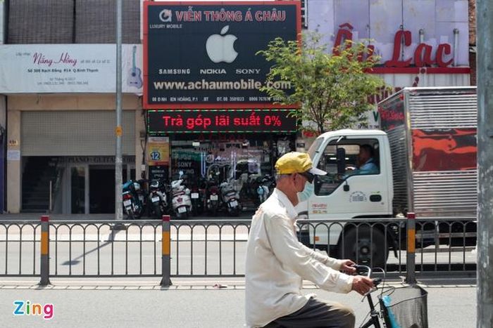 Giới buôn lẻ di động Việt Nam điêu đứng khi Apple đòi gỡ bảng hiệu liên quan đến bản quyền hình ảnh.