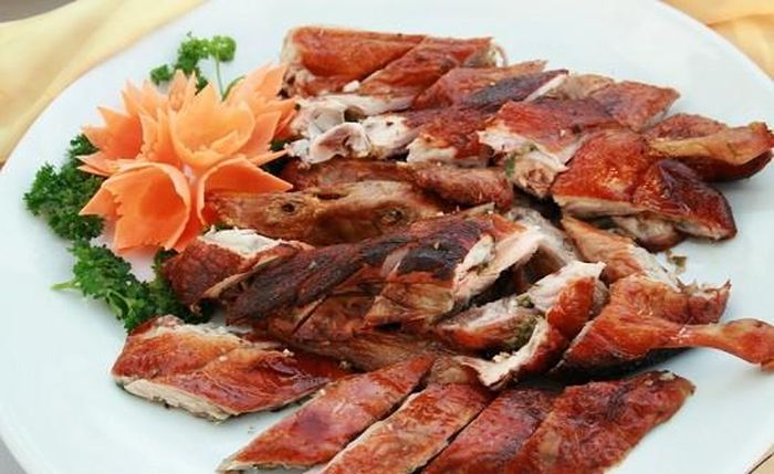 5. Vịt nướng than hoa. Nguyên liệu: Vịt, hành, tỏi, sa tế, gia vị tiêu, dầu ăn, đường, rượu trắng. Vịt mổ phanh, có thể xiên để nước, hoặc kẹp vỉ. Gia vị sả, hành, tỏi băm nhỏ, trộn hỗn hợp này với dầu ăn, sa tế, gia vị, hạt tiêu. Ướp vịt đã rửa sạch vào cùng hỗn hợp trên 20 phút. Sau đó kẹp vịt vào vỉ, nướng trên bếp than hoa 20 phút, da vịt có màu vàng cánh gián là được. Ảnh: toinayangi.vn.
