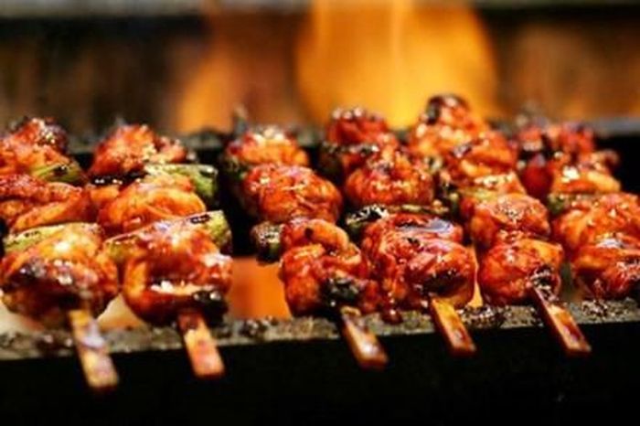 3. Bò nướng hành xả. Nguyên liệu: Thịt thăn bò, sả băm, sả cây, hành tây, ớt băm, mật ong, tiêu, tỏi, hành lá, dầu hào, muối, hạt nêm. Thái thịt bò thành những miếng mỏng sau đó đem ướp với hành băm, sả băm, ớt bột, tỏi băm, bột nêm, mắm, mật ong, dầu hào. Hành tây, sả rửa sạch, sau đó đem bổ ngang củ hành rồi thái múi. Ảnh: laodong.com.vn.
